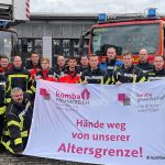 Feuerwehrbeschäftigte in Ahlen mit Transparent "Hände weg von unserer Altersgrenze!"