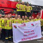 Feuerwehrbeschäftigte in Oer-Erkenschwick mit Transparent "Hände weg von unserer Altersgrenze!"