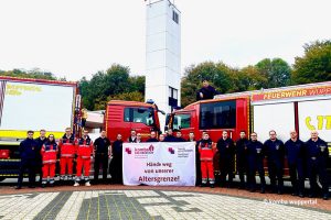 Feuerwehrbeschäftigte in Wuppertal mit Transparent "Hände weg von unserer Altersgrenze!"