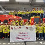 Feuerwehrbeschäftigte in Grevenbroich mit Transparent "Hände weg von unserer Altersgrenze!"