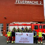 Feuerwehrbeschäftigte in Münster mit Transparent "Hände weg von unserer Altersgrenze!"