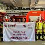 Feuerwehrbeschäftigte in Hilden mit Transparent "Hände weg von unserer Altersgrenze!"