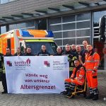 Feuerwehrbeschäftigte in Hagen mit Transparent "Hände weg von unserer Altersgrenze!"