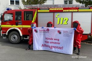 Feuerwehrbeschäftigte in Dortmund mit Transparent "Hände weg von unserer Altersgrenze!"
