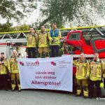 Feuerwehrbeschäftigte in Duisburg mit Transparent "Hände weg von unserer Altersgrenze!"