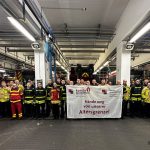 Feuerwehrbeschäftigte in Krefeld mit Transparent "Hände weg von unserer Altersgrenze!"