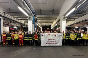 Feuerwehrbeschäftigte in Krefeld mit Transparent "Hände weg von unserer Altersgrenze!"