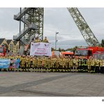 Feuerwehrbeschäftigte in der Städteregion Aachen mit Transparent "Hände weg von unserer Altersgrenze!"