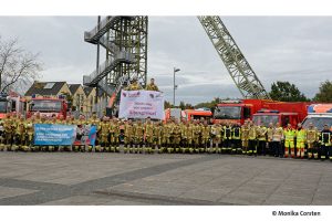 Feuerwehrbeschäftigte in der Städteregion Aachen mit Transparent "Hände weg von unserer Altersgrenze!"