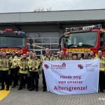 Feuerwehrbeschäftigte in Ennepetal mit Transparent "Hände weg von unserer Altersgrenze!"