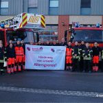 Feuerwehrbeschäftigte in Beckum mit Transparent "Hände weg von unserer Altersgrenze!"