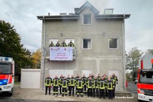 Feuerwehrbeschäftigte in Bonn mit Transparent "Hände weg von unserer Altersgrenze!"