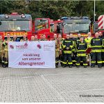 Feuerwehrbeschäftigte aus Schwelm und Ennepetal mit Transparent "Hände weg von unserer Altersgrenze!"