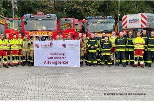 Feuerwehrbeschäftigte aus Schwelm und Ennepetal mit Transparent "Hände weg von unserer Altersgrenze!"